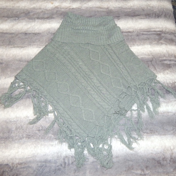 poncho - Picture 1 of 2